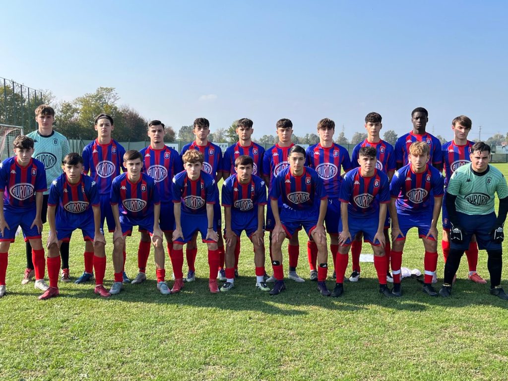 Campionato Juniores Mappanese – Barcanova 2-3 Marcatori: Cucinella, Spera, Paradiso Vittoria dove serviva di più 💪 Partita fondamentale per il Barcanova Juniores, che conquista tre punti pesantissimi sul campo della Mappanese con una vittoria per 3-2. Una gara da vincere a tutti i costi — e così è stato — nonostante alcune situazioni non del tutto favorevoli e un campo tutt’altro che semplice. Cuore, carattere e concretezza I granata hanno dimostrato grande determinazione, affrontando con spirito di squadra ogni difficoltà. Le reti di Cucinella, Spera e Paradiso sigillano un successo meritato, frutto di sacrificio e compattezza. Testa già alla prossima Resta una criticità ormai evidente: la squadra fatica ancora ad adattarsi ai campi in erba o simil erba, un aspetto su cui continuare a lavorare. Sabato, a Settimo, un nuovo banco di prova per confermare la crescita e la solidità del gruppo. 🔥 Grande vittoria ragazzi! Avanti così, passo dopo passo.